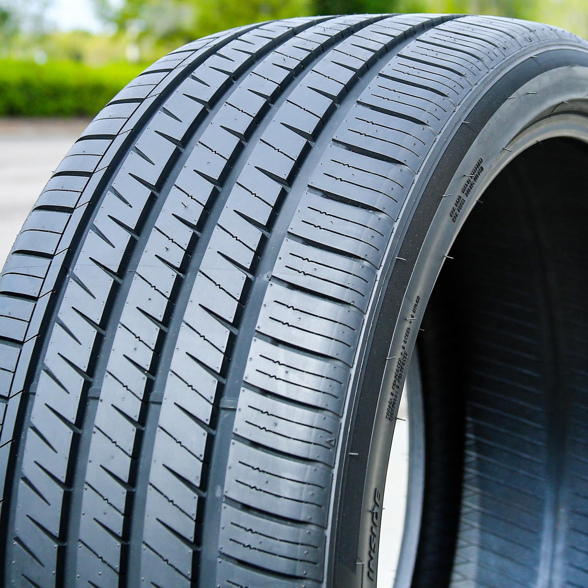 235/40ZR19 96W XL All Season Passenger Tire M33431